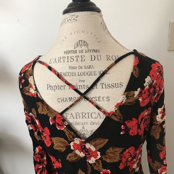 DEX Floral Dress with Back Detail in Lightweight Crinkle Rayon Red Black Cream - Picture 4 of 12